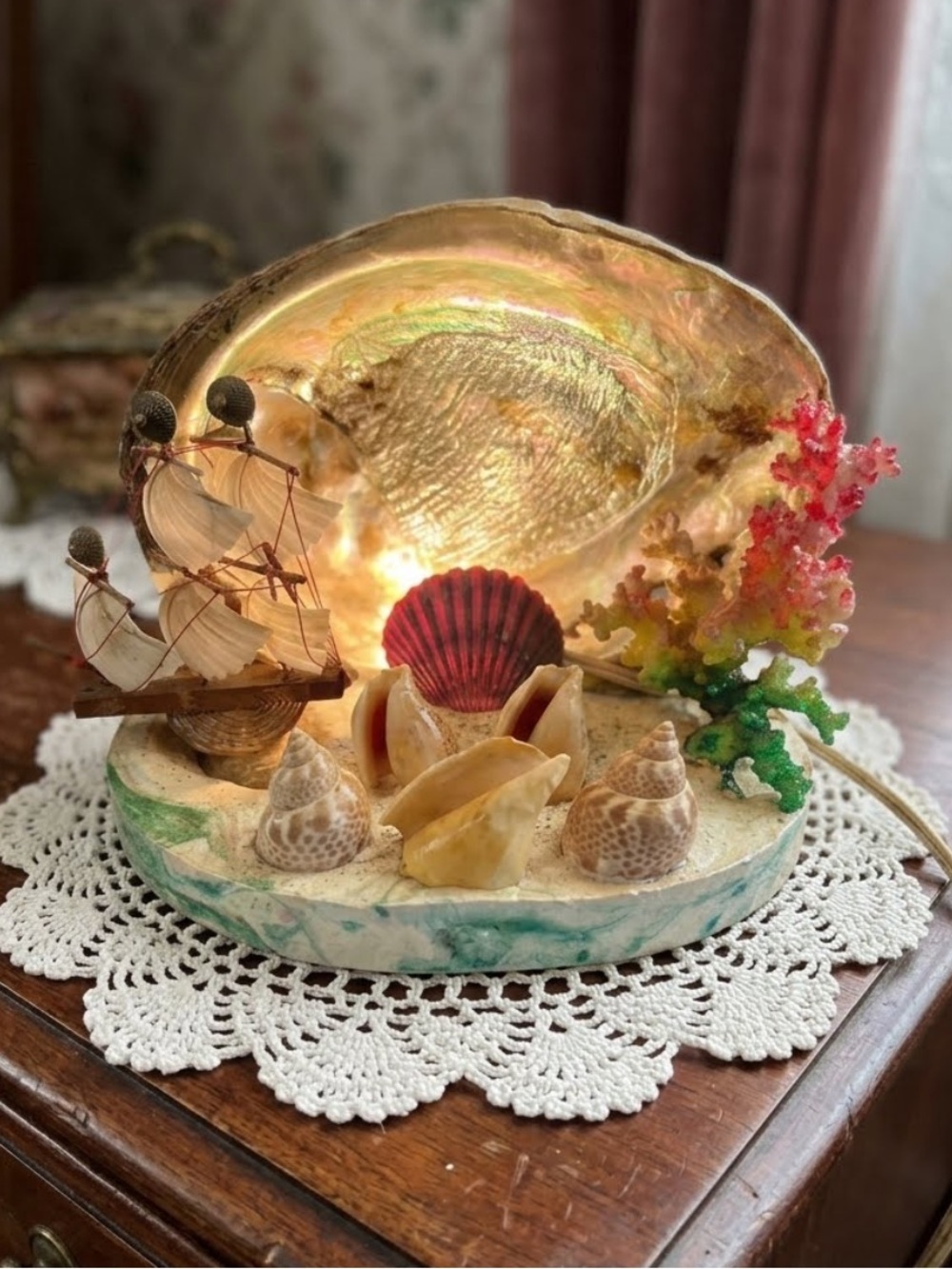 Vintage mid-century seashell TV lamp night light
abalone sailboat coral shells